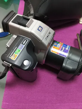 Cámara Sony Dual Media modelo MVC fd97Plata/Negra