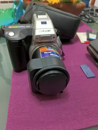 Cámara Sony Dual Media modelo MVC fd97Plata/Negra