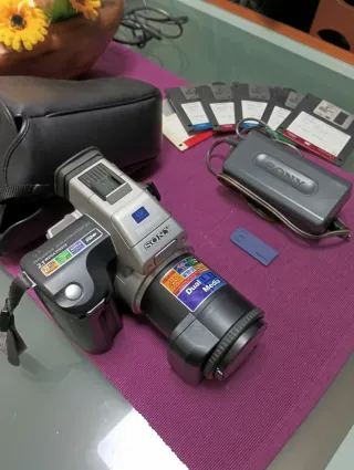 Cámara Sony Dual Media modelo MVC fd97Plata/Negra