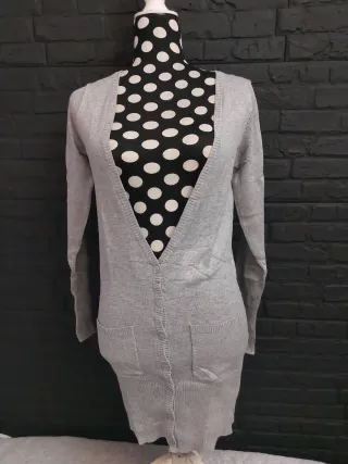 Chaqueta larga gris con botones