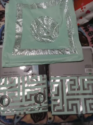 Cortinas verdes y plateadas de poliéster