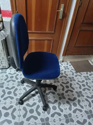 Silla de oficina azul y negra