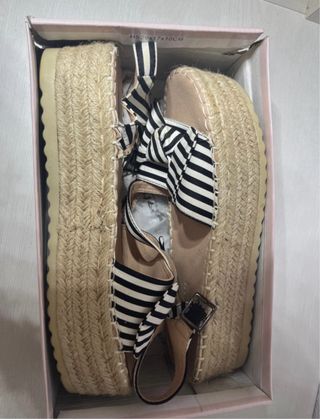 Sandalias de cuña con lazo rayas