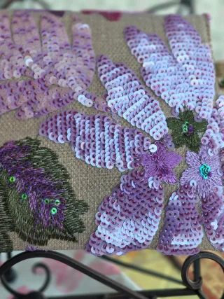 Bolso de fiesta con lentejuelas y flores