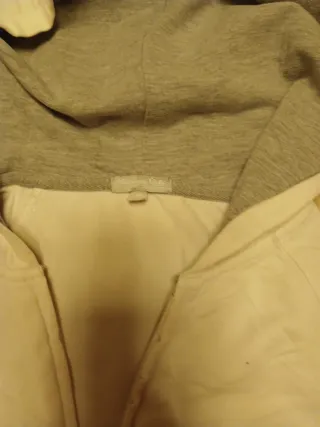 Sudadera beige y gris con capucha