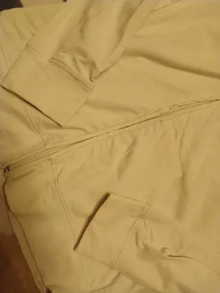 Sudadera beige y gris con capucha