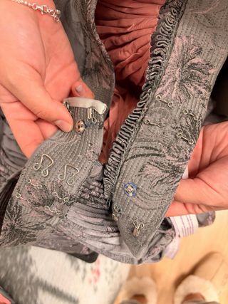 Traje de Fallera Gris y con detalles en Rosa