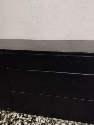 Aparador de madera con cajones y puertas