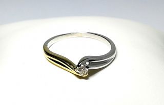 *Anillo oro 18 kt. bicolor con brillante 0.09ct SI1/K , T17