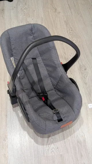 Sillita de coche para bebé gris