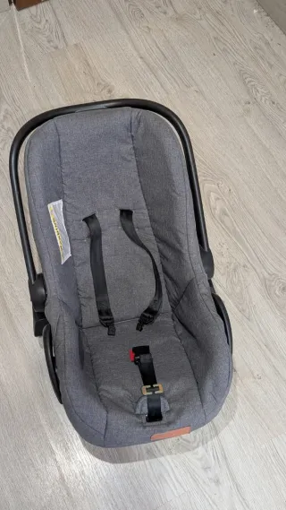Sillita de coche para bebé gris