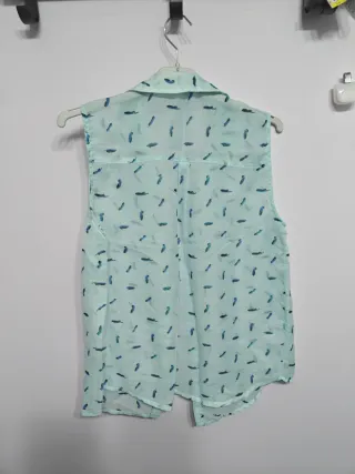 Camisa sin mangas azul con plumas
