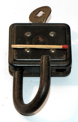 Candado antiguo de metal