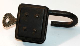 Candado antiguo de metal