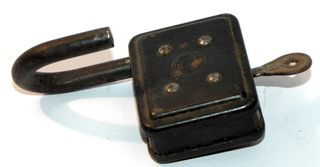 Candado antiguo de metal