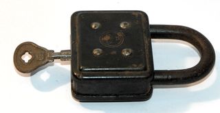 Candado antiguo de metal