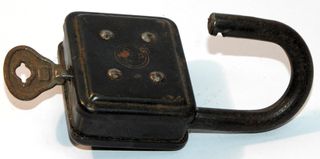 Candado antiguo de metal