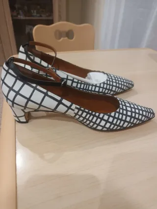 Zapatos de vestir tacón bajo blanco y negro piel.