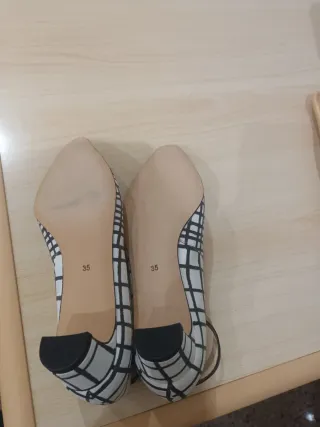 Zapatos de vestir tacón bajo blanco y negro piel.