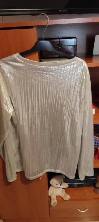 Camisa plateada de manga larga
