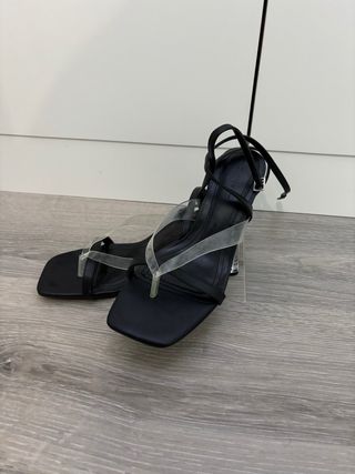 Sandalias tacón negro/transparente Bershka 38
