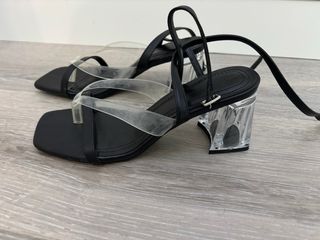 Sandalias tacón negro/transparente Bershka 38