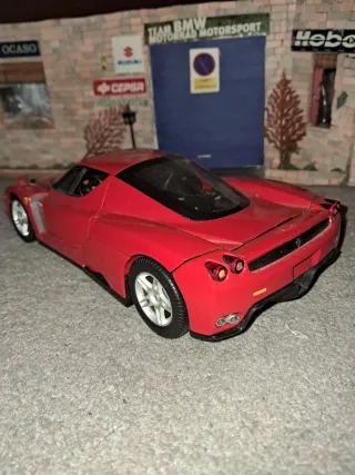 Coche a escala 1/18 Ferrari Enzo Rojo