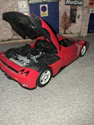 Coche a escala 1/18 Ferrari Enzo Rojo