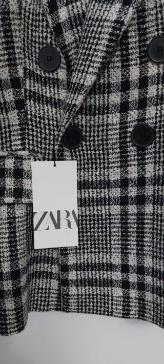 Blazer Zara cruzado cuadros blanco y negro