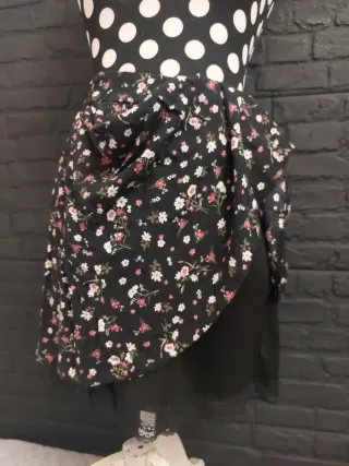 Falda floral con encaje