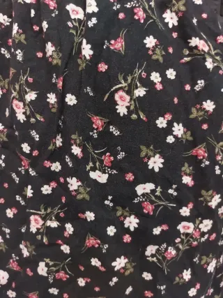 Falda floral con encaje