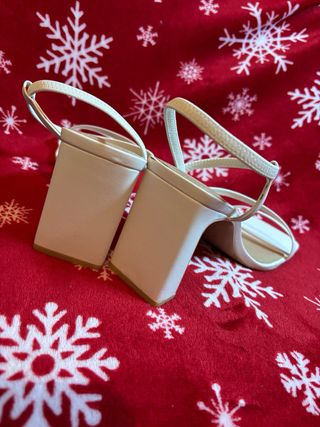 Sandalias H&M tacón blanco.