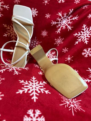 Sandalias H&M tacón blanco.