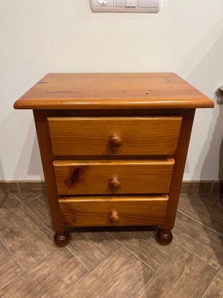 Escritorio de madera marrón