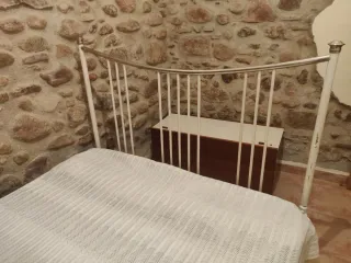 Cama antigua de hierro forjado