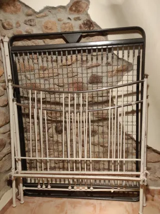 Cama antigua de hierro forjado
