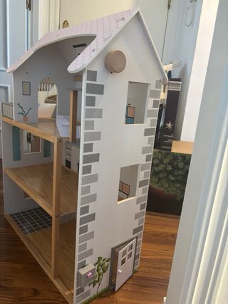 Casa de muñecas de madera