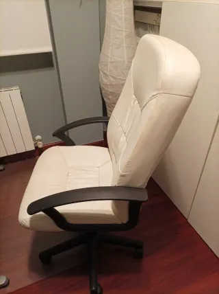 Silla de oficina ergonómica blanca