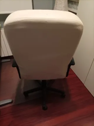 Silla de oficina ergonómica blanca