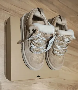 Zapatos UGG Beige con Cordones