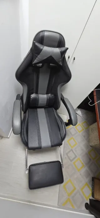 Silla gaming negra y gris poco uso