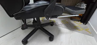 Silla gaming negra y gris poco uso