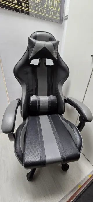 Silla gaming negra y gris poco uso