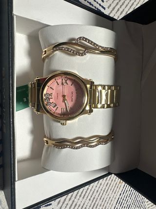 Conjunto Reloj Skyline Dorado y Brazaletes