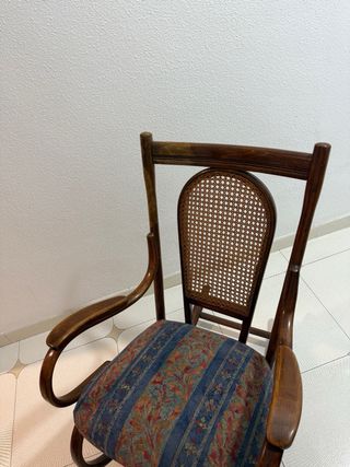 Vecchie dondoli in legno verniciato