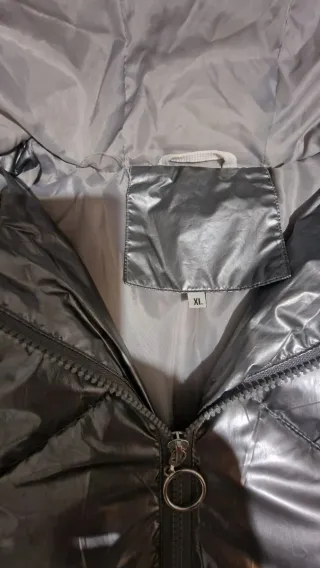 Plumífero plateado acolchado