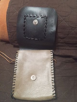 Bolso de bandolera con adorno de luna y estrella.