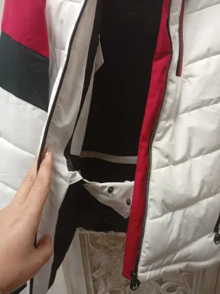 Cazadora de nieve roja y blanca