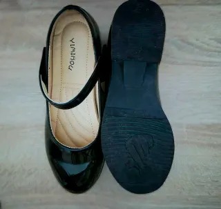 Zapatos niña negros (2 pares x 15€)