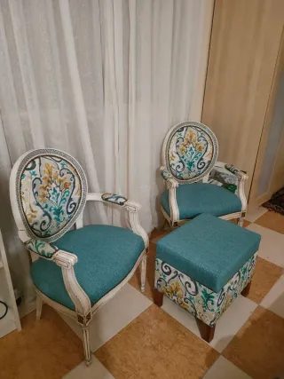 Conjunto Sillas Isabelinas Restaurada y otomán.